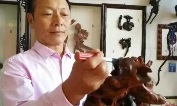 著名根雕艺术大师 张金来